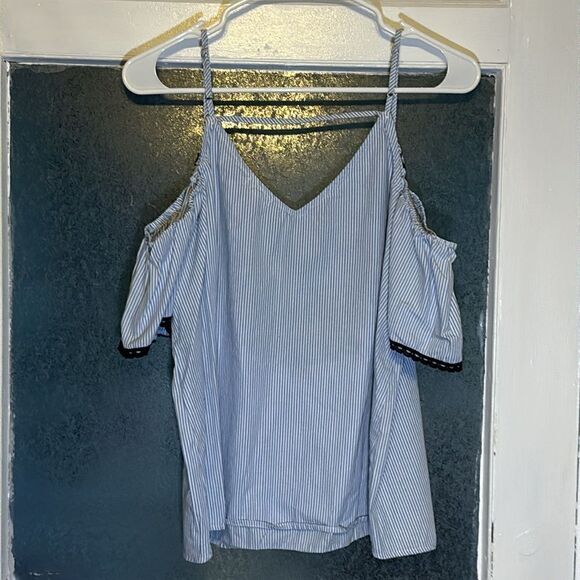 Eyeshadow Women’s Blue and White Embroidered off the shoulder ruffled top size L - Picture 5 of 5
